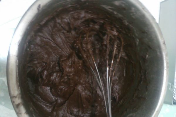 加入麵粉及可可粉拌勻(此過程因為巧克力很黏會比較難拌,可以分個2~3次加入)