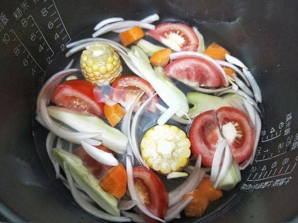 食材全部放入內鍋，內鍋加水蓋過所有食材。
（這邊發現番茄和玉米有點高，所以又切得更小）