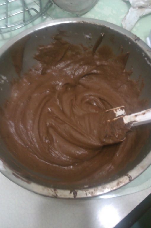 先把一坨蛋白入蛋黃糊,再將蛋黃糊倒入蛋白的方式混合均勻