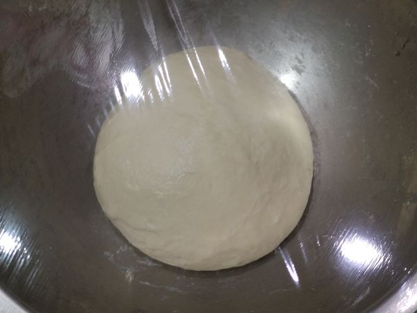找個大一點的容器，將麵粉過塞，與糖/鹽/牛奶混合均勻，再加入酵母，最後奶油與橄欖油。

努力的揉麵團，麵團光滑，手也乾淨的時侯差不多就可以了，整理成圓形，等待第一次發酵（1小時）。

備註：網路說要揉到有薄膜，但我第一次製作，揉很久都沒有那麼漂亮的膜，還是讓麵團放著發酵了。
