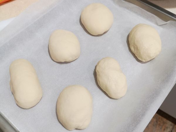1個小時後，將麵團分成6等份，用桿麵棍雙面壓出空氣，然後整理成橢圓型，準備一杯熱水，放到微波爐中第二次發酵（1小時）。

備註：微波爐只是一個簡易的保溫密閉空間，烤箱也可以。