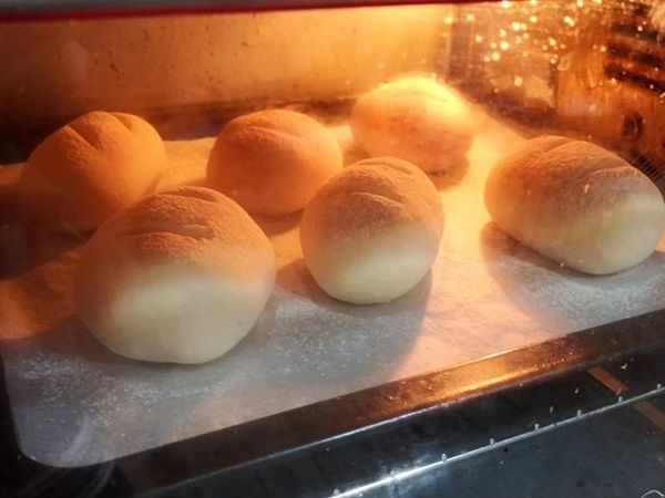 中型家庭烤箱，預熱上火200度，下火180度。

麵團撒上高筋麵粉，並用刀子劃兩刀，等預熱完成就可以放入烤箱中層，烤15分鐘，沒有上色的話，再把烤盤往上移。