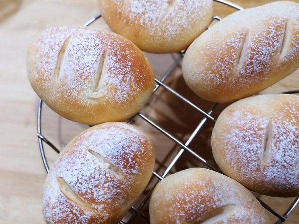 出爐以後，要用網子放涼，不會很乾，簡單的麵香，越嚼越香。

我下次應該就不會撒最後的裝飾麵粉，摸起來粉粉的。