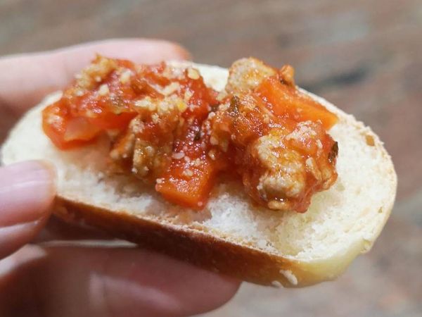 平常喜歡切片回烤，會整片都酥酥的，搭配自製肉醬與起司粉，真的很棒。