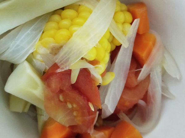 用濾網撈起食材，可憐的媽咪自己吃掉QQ