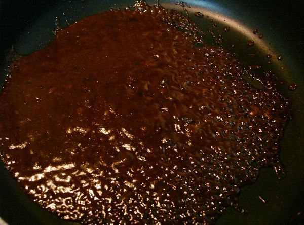 利用[醬汁]材料，入鍋中煮開即可...