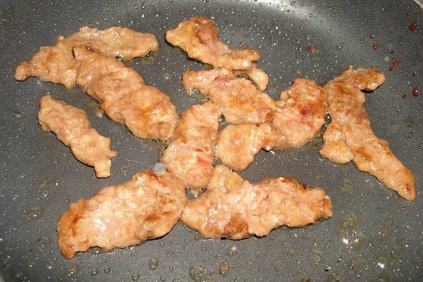 熱鍋倒油，將牛肉片加入少許地瓜粉抓醃一下，即可入鍋中煎至8分熟備用...