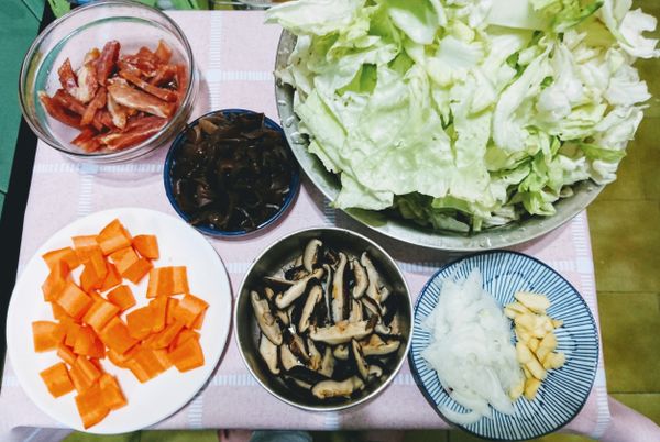 大白菜切段
香菇泡水泡軟後切丁（香菇水留著）
黑木耳切條狀
紅蘿蔔切片
洋蔥切片
蒜頭切片