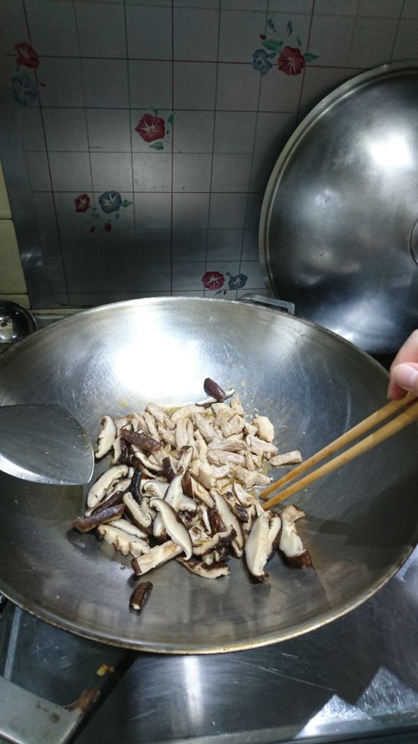 放入肉絲，煸到7分熟（出現香氣），用筷子移到鍋邊，加入香菇煸到兩面有出現顏色，依序放入黑木耳絲、蒜頭、洋蔥、紅蘿蔔、白菜