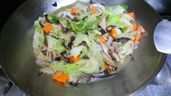 加入香菇水、高湯後蓋上鍋蓋小火悶5分鐘