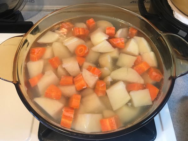 紅蘿蔔切小塊些比較容易熟，跟冷水同時下鍋煮，沸騰後加入馬鈴薯（不要切太小，以免散掉），約煮15分鐘可嚐嚐看軟度，視狀況增加間！《也可用大同電鍋蒸熟馬鈴薯、紅蘿蔔！》