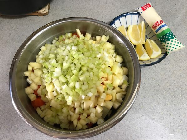 芹菜、蘋果、白煮蛋切小丁！蘋果需浸泡鹽水一下！（可再加入小黃瓜切薄片，顏色更有層次感，口感也好！）