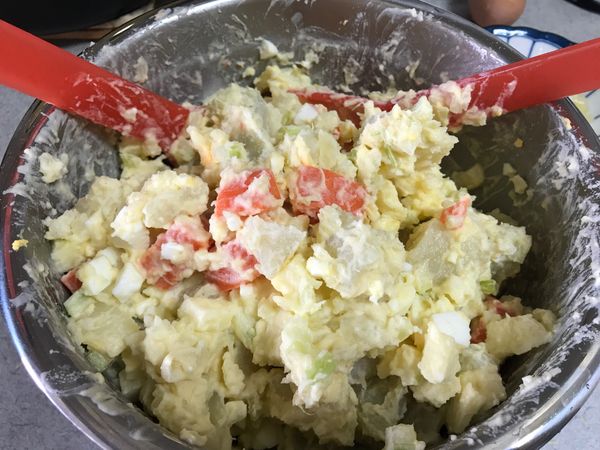 加入桂冠沙拉、檸檬半顆及鹽，攪拌後即可！上桌前加些葡萄乾點綴！