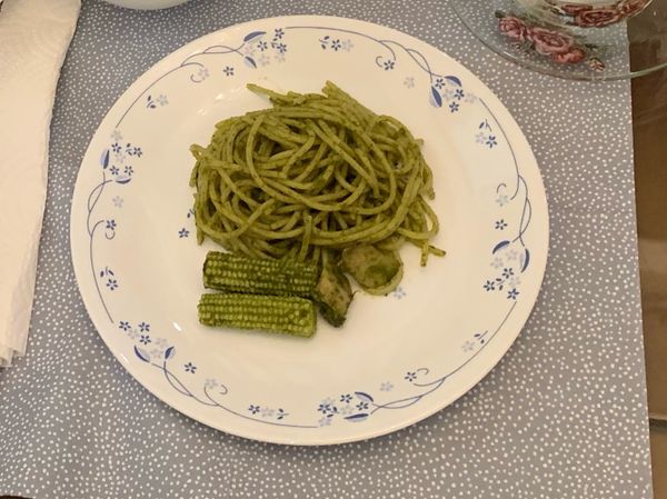 將煮熟的麵放入平底鍋中攪拌均勻即可享用！❤️
麵放到鍋子的過程不用特別瀝乾可保留一些水份一起拌均