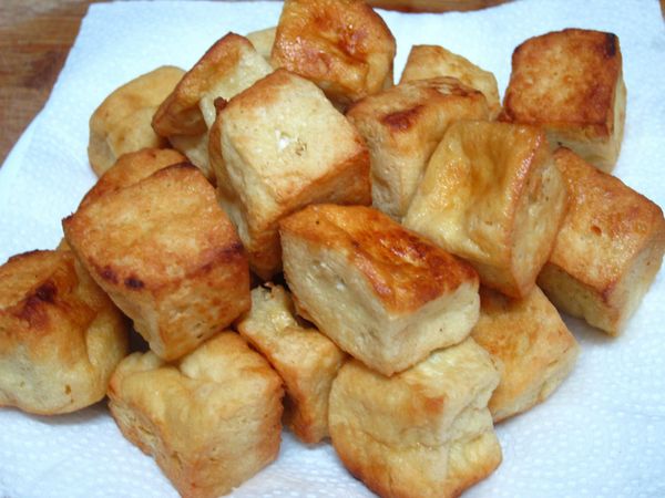 臭豆腐洗乾淨用廚紙巾吸乾表面，入熱油鍋炸或煎的方式。