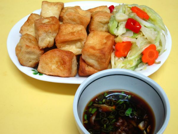 臭豆腐擺盤，取適量泡菜。所有醬料食材攪拌勻為醬料。