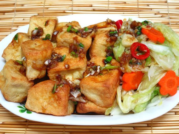 醬料淋上臭豆腐和泡菜即可。