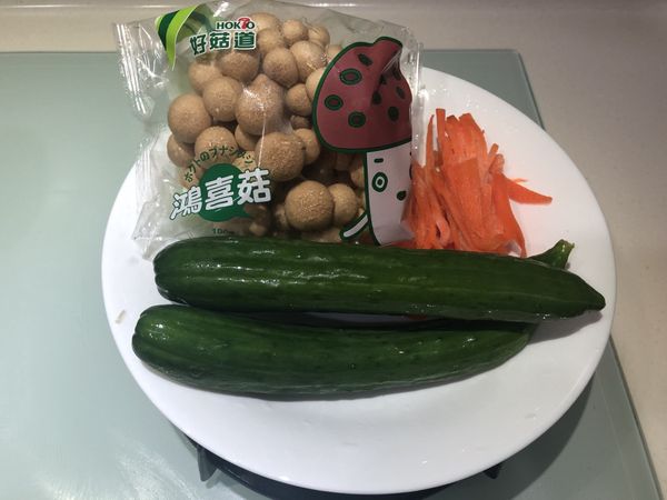 鴻禧菇 🍄 用剪刀✂️剪倒V，把根部頭剪掉。
小黃瓜切片、紅蘿蔔切絲、蒜頭切小塊。