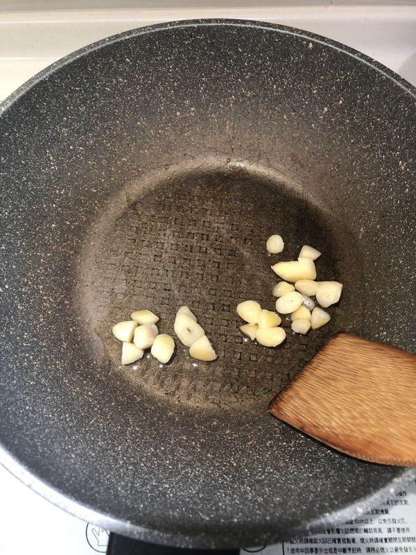 熱鍋 加入牛油 和 蒜頭，進行爆香。
（沒牛油可用橄欖油或一般炒菜的油）
-怕胖請用橄欖油-