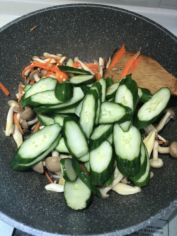 等鴻禧菇微軟、顏色出來後，加入 小黃瓜🥒 拌炒。
小黃瓜 變軟 再加入適當的 鹽 跟 昆布調味料。
（依個人口味重、淡，加入調味即可）