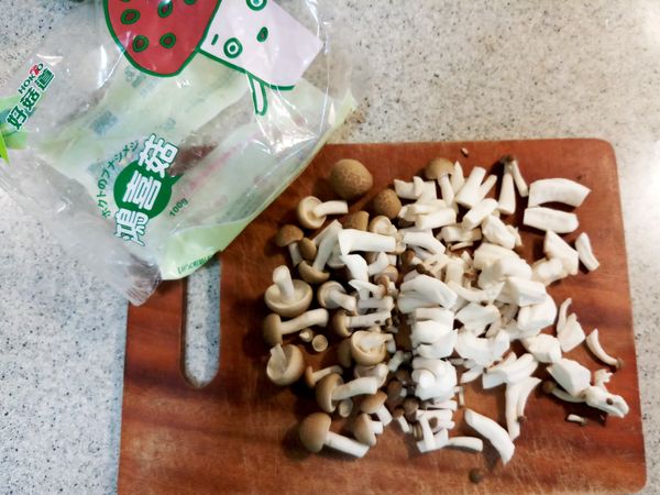 鴻喜菇去除底部蒂頭切成丁狀