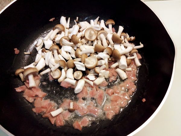 熱鍋放入奶油爆香培根，續放入鴻喜菇拌炒