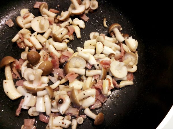 鴻喜菇拌炒至軟化後加點黑胡椒提味