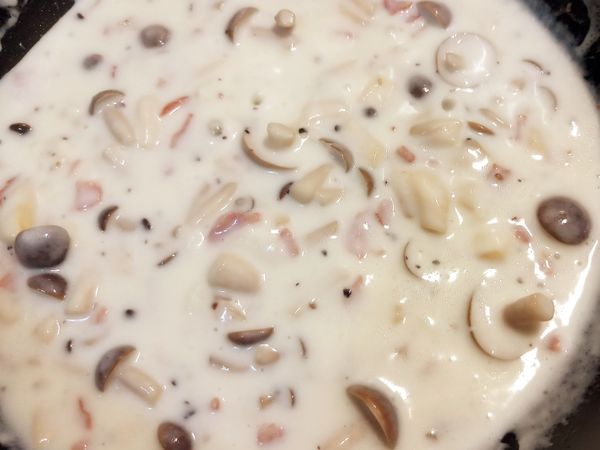 倒入調好的牛奶麵粉液…加入鹽巴調味…邊煮邊攪拌至稠狀熄火…蕈菇白醬就ok囉！（濃稠度可自行添加水或牛奶調整）