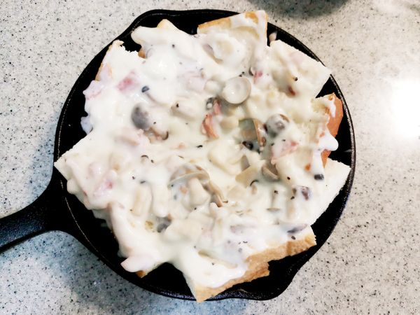 將煮好的蕈菇白醬均勻倒入吐司上（亦可留一些蕈菇白醬直接沾取烤好的吐司吃喔！）