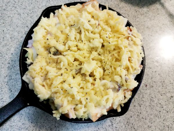 舖上牽絲的焗烤乳酪絲…送入烤箱烤至金黃色就ok囉！