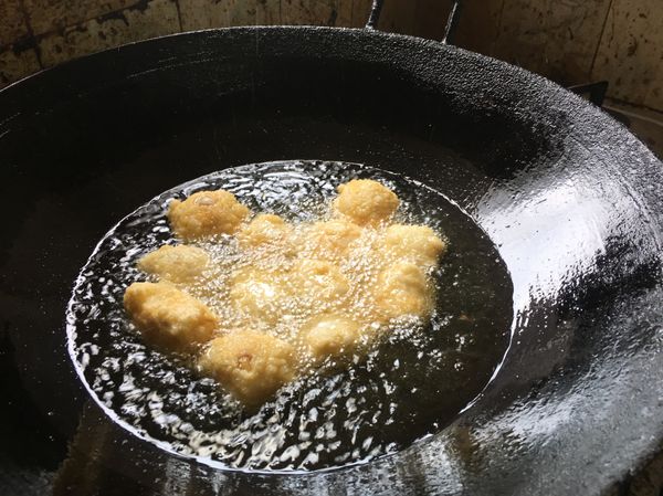 放入魚塊進油鍋炸6 分鐘至金黃。