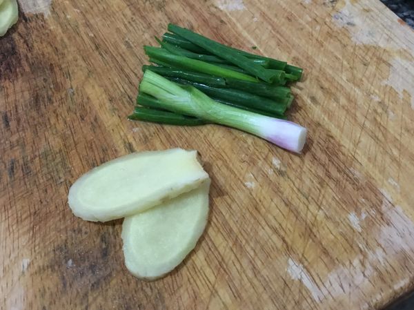 薑蔥洗淨分別切片切段。