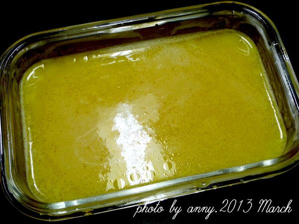 將蛋打勻過篩，加入調味料~