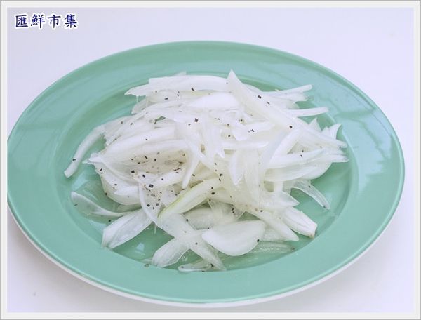 熱鍋，放1大匙油，放入切絲的洋蔥，炒至微軟。