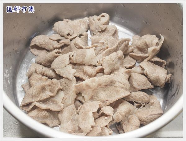 將五花豬肉薄片燙過撈起備用（沒完全燙熟也可）
