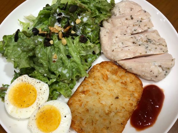 放入切片好的雞胸肉與水煮蛋，薯餅建議用氣炸鍋或烤箱加熱，降低脂肪攝取量。
最後，擺盤完成即可上桌囉！😘