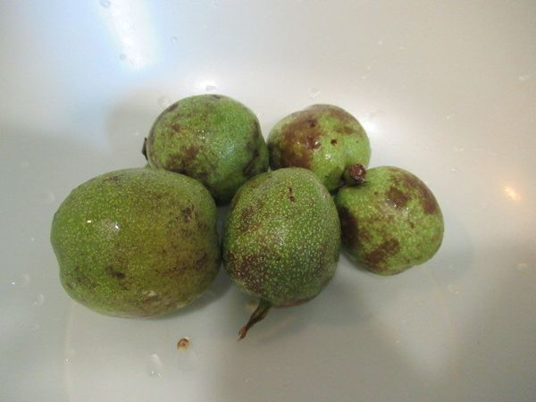 鮮核桃去果肉與殼,再去薄皮(可留)洗淨瀝乾備用.