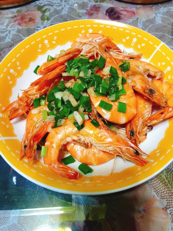 1) 熱鍋倒入適量的油
2)加入蒜末及辣椒，爆香一下
3)放蝦子翻炒
“不要炒太久,以免蝦子老掉”
4)加入少許的鹽巴、胡椒、蔥段
5)完成