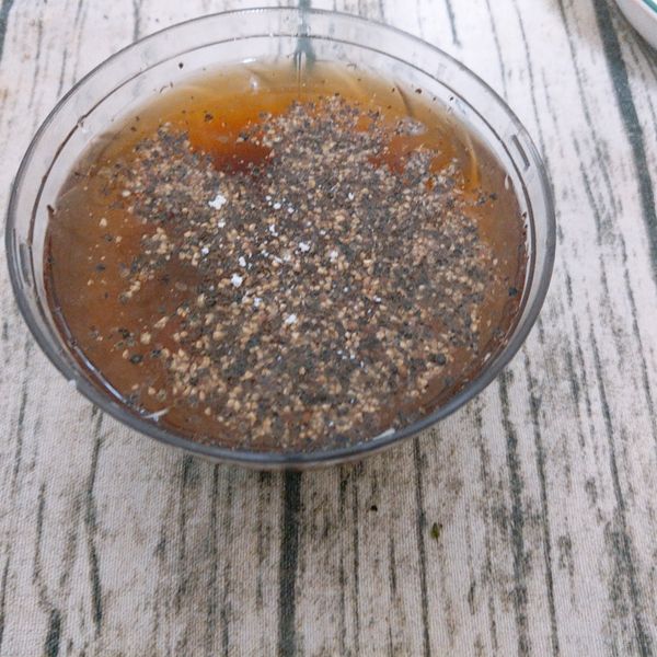 將黑胡椒粒+素蠔油+二砂糖+水+太白粉先一起拌均勻。