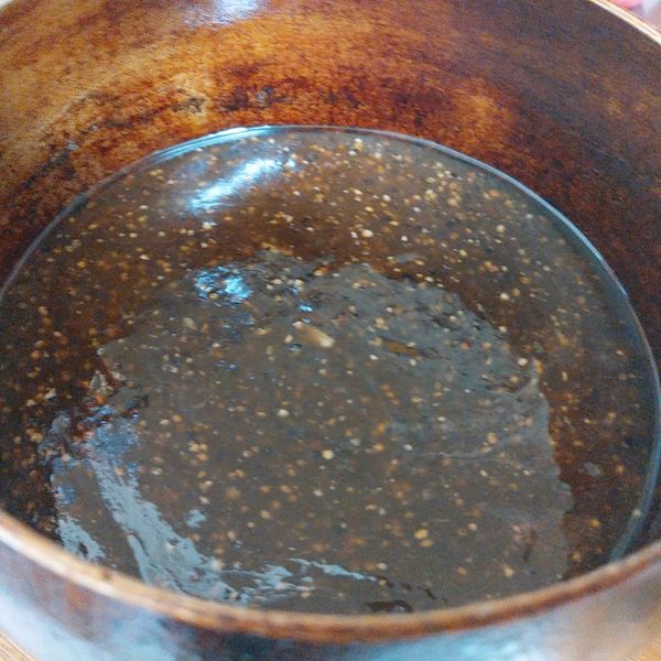 熱鍋下少許沙拉油後將調好的黑胡椒醬汁倒入鍋中，煮至有點稠度即可熄火備用。