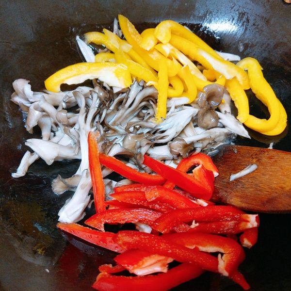 煸出舞菇的香氣後加入紅、黃甜椒。