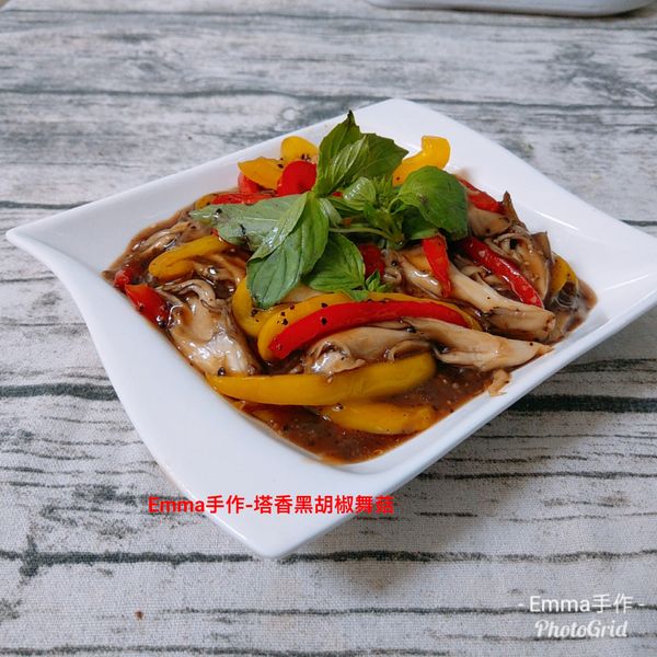 放3/4的九層塔拌炒後起鍋盛盤，上面點綴上一些九層塔即可上桌品嚐。