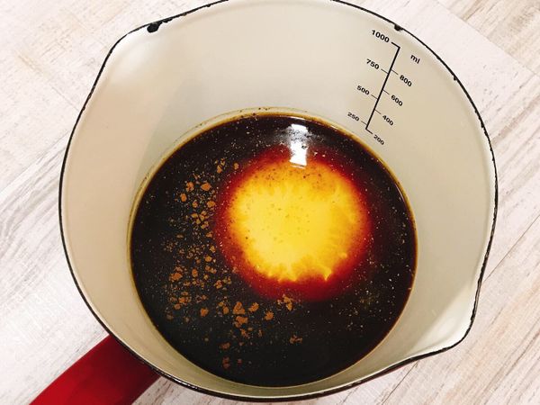 把調味料倒進鍋裡備用