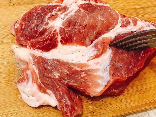 拿出叉子開始插肉