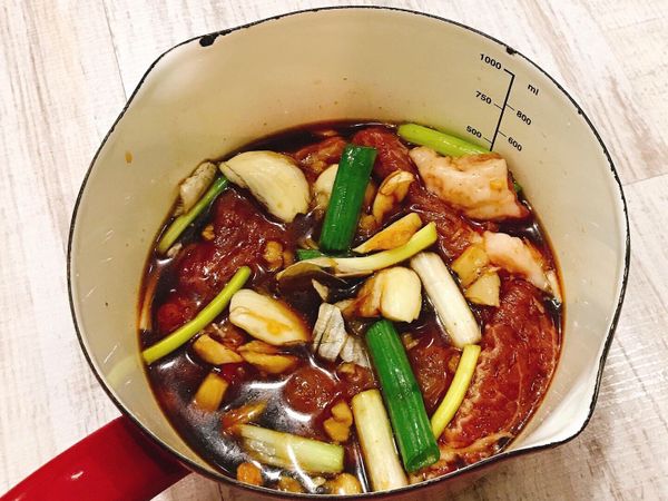 將處裡好的肉塊放入醃料裡
（醬料多寡依肉塊大小厚度去衡量）
（醃料一定要蓋過肉塊，不夠可以加開水）