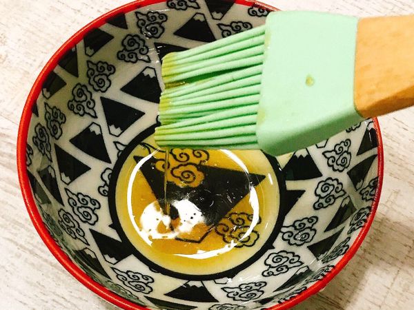 最後再取一些蜂蜜和水攪拌使蜂蜜不過於黏稠即可
打開氣炸鍋在肉排上刷點蜂蜜200度1分鐘
翻面再刷一次蜂蜜200度1分鐘