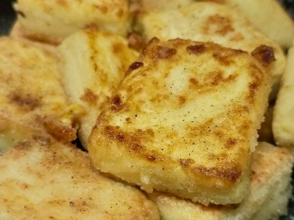 1.打開豆腐包裝，將水分瀝乾，切成長方形
2.四面沾上炸雞粉，平底鍋放點油，將沾好炸雞粉的豆腐油煎到雙面金黃，就可以夾起來
3.沾醬使用泰式酸辣醬，即可食用哦