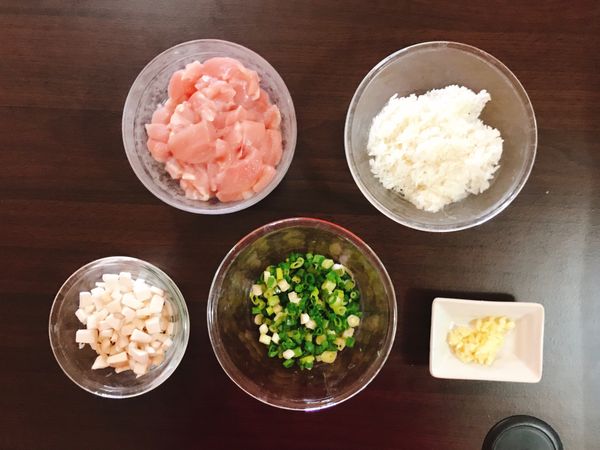 1. 杏鮑菇、蒜頭切丁 / 雞肉切小塊，醃製至20分鐘。