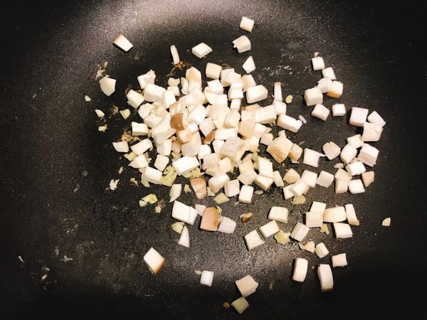 3. 上鍋繼續使用（油覺得不夠，可以再加一點歐），下剩下的蒜丁、杏鮑菇。