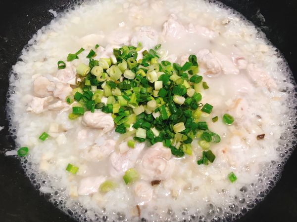 5. 等米飯滾至濃稠狀態後，下雞肉、蔥花、調味料，拌勻，悶一下就完成囉✅
